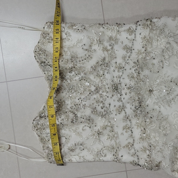Diamond White Wedding Dress Size 10 Never Worn Excellent Condition - Picture 8 of 17